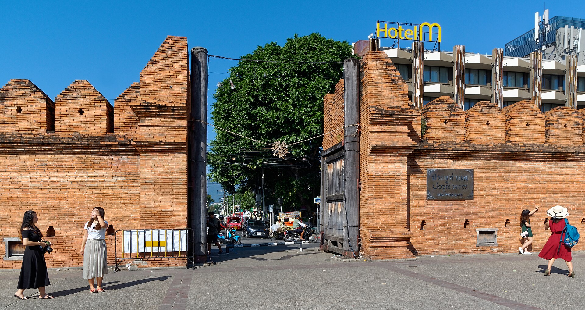 Tha Phae Gate and the old city wall